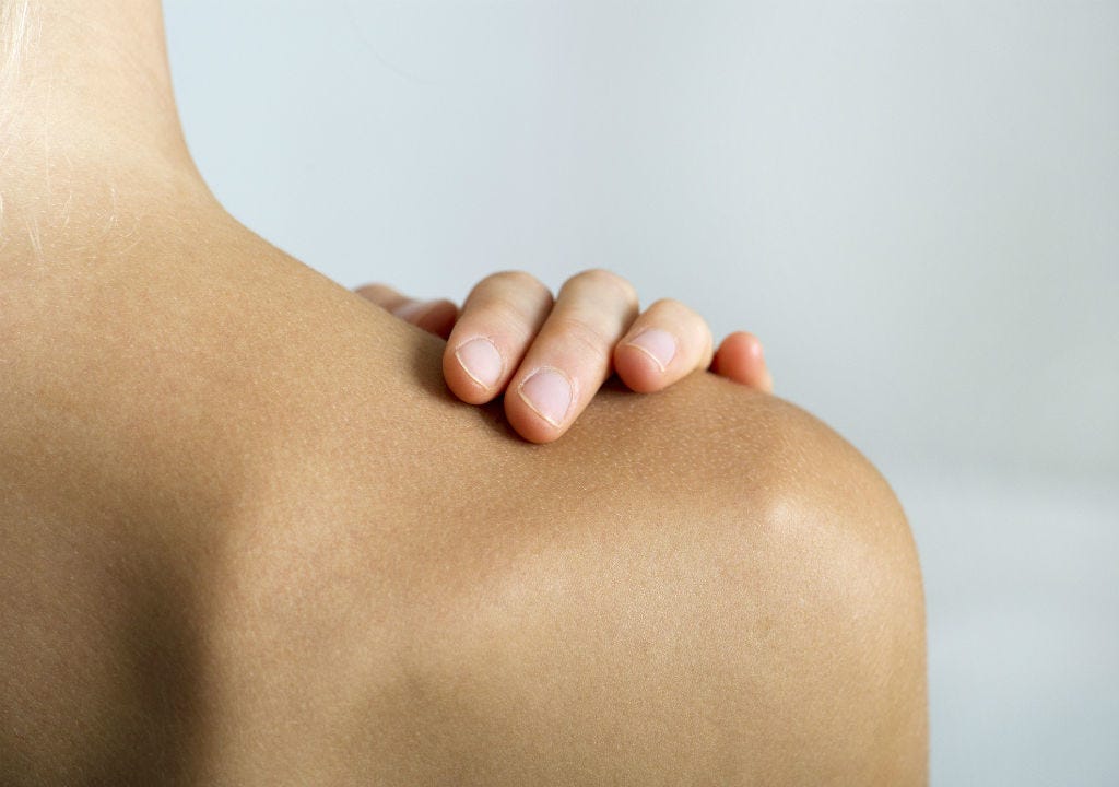 Porque sale acne en los brazos
